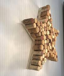 Fun Cork Art For Your Decor Of The Bar Or Kitchen Area Made With Different Types Of Corks Moun Arte Com Cortica Artesanato Com Rolhas De Vinho Rolhas De Vinho