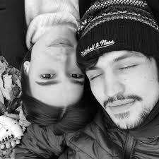 Carla Salle posta foto agarradinha com Gabriel Leone: 'Mi corazón'