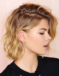 C'est l'été, et que ce soit en ville comme à la plage, on a envie de soigner son look estival. Coiffure Cheveux Ondules Tres Courts Hiver 2015 Coupe De Cheveux Coiffures Cheveux Ondules Cheveux Mi Long
