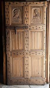 France Aveyron 12 Saint Come D Olt Les Portes De L Eglise 1522 1532 En Chene Sculpte Cloutees Chacune Avec 365 Clous En Fer Forge Datent De 1532 Arched Doors Old Doors Brown Doors