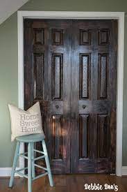 If the door is new, clean it with a mild degreasing household cleaner creating the fake wood finish requires two latex enamel wood colors and a clear latex glaze or acrylic sealer. How To Paint A Plain White Door To Look Like Wood Debbiedoos