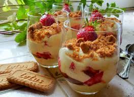 Tiramisu Rhubarbe Et Fraise Au Speculoos Tiramisu Rhubarbe Alimentation Tiramisu Fraises Speculos