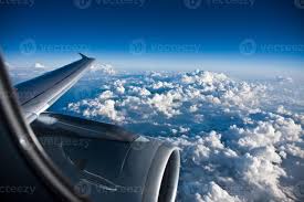 Photo aérienne de france : Vue De La Fenetre D Une Aile D Avion Au Dessus D Un Ciel Nuageux Houleux 1354451 Banque De Photos