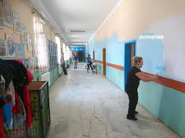 Gonullu Ogretmenler Okulda Boya Yapti Gazete Ayvalik