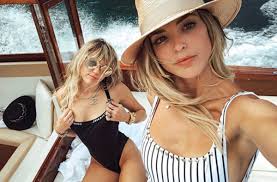 Jimmy and miley cyrus put on disguises and give a surprise performance of jolene and party in the u.s.a. in the 47th st. Miley Cyrus Kaitlynn Carter Have Broken Up Celebritytalker Com