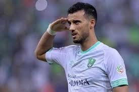 يتناول العمل قصة رشاش وهو مجرم مارس نشاطاته الإجرامية البشعة من قتل وتهريب للمخدرات خلال فترة الثمانينيات من القرن الماضي في السعودية، ومحاولات رجال الشرطة المضنية للإمساك به وتقديمه للعدالة. Ø¹Ù…Ø± Ø§Ù„Ø³ÙˆÙ…Ø© ÙŠÙƒØ´Ù Ù…ÙˆÙ‚ÙÙ‡ Ù…Ù† Ø§Ù„Ø±Ø­ÙŠÙ„ Ø¹Ù† Ø§Ù„Ø£Ù‡Ù„ÙŠ Ø§Ù„Ù…ØµØ±ÙŠ Ø§Ù„ÙŠÙˆÙ…