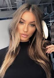 No wonder, they are of the same importance to brunettes and girls with medium brown hair as platinum or strawberry blonde to blondes. Pinterest Kyliieee Subtiele Honing Hoogtepunten Voor Lichtbruin Haar Lange Lagen Kapsel Hair Styles Long Hair Styles Light Brown Hair