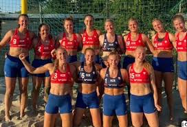 Er werd gestreden in drie categorieën: Kledijrel Op Ek Beachhandbal Noors Team Ruilt Bikinbroekjes In Voor Shorts De Morgen