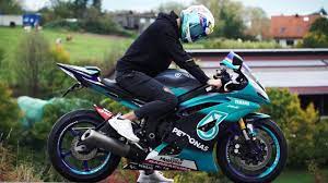 Bahkan bisa dilihat juga review oleh yang sudah punya r6 2021 terbaru. Yamaha R6 Rj15 Petronas Bikeporn Youtube