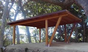 Tettoia in legno bianca aperta ai lati (1), copertura di legno chiusa con finestrelle (2) si tratta, naturalmente, di una scelta da fare in base al progetto di ristrutturazione degli esterni della propria abitazione ma parliamo sicuramente di un impatto estetico minore rispetto al legno. Strutture A Pensilina Per Auto