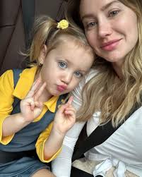 Ana Paula Siebert posa sem maquiagem e arranca elogios: 'Expressão leve e  natural'