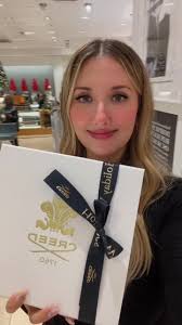 A day in my life as a customization artist for @creedfragrance at @Neiman  Marcus 🎄Hope to see you at my next event! ❤️ #creedaventus #neimanmarcus  #customart #painting #personalizedgifts