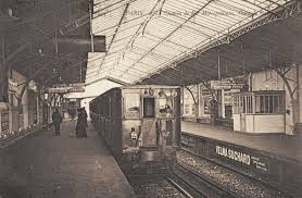 Le Metropolitain Du Paris D Antan La Station De Chemin De Fer Metropolitain Gare De Grenelle Vers 1910 Metro Parisien Rue De Paris Metro Paris