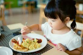 Etika di meja makan merupakan satu kemahiran yang perlu ada pada setiap individu. Tips Mengajarkan Disiplin Pada Anak Saat Di Meja Makan