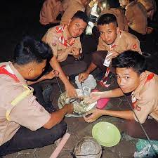 Berbagai peralatan harus disiapkan terlebih dulu agar kemahnya berjalan dengaan baik.dalam berkemah harus tahu tujuan, kebutuhan, kondisi dan situasi saat ini. Materi Pramuka Peralatan Berkemah Yang Wajib Di Bawa Saat Berkemah