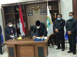 | hari ini masyarakat desa di kabupaten malinau menyalurkan hak pilihnya dalam pemilihan kepala desa ( pilkades ) serentak 2021, rabu (28/4/2021). Dprd Tetapkan Apbd Malinau Tahun 2021 Sebesar Rp 1 381 Triliun Yansen Tp Pesan Terus Berinovasi