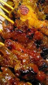 Kuah gurih yang nikmat bersatu dengan aroma bumbu yang begitu kaya serta kolaborasi daging bersama dengan bahan pelengkap membuat hidangan ini tersaji. Resepi Kuah Kacang Satay Baung Asli Ayam Daging Istimewa Cod Chef Food Delivery