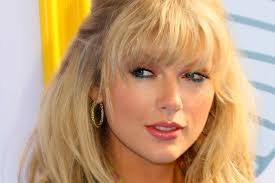 Mar 19, 2021 · taylor swift handled a tiny wardrobe malfunction on the 2021 grammys red carpet like a total pro after winning album of the year, taylor swift returned to the grammys red carpet to pose with her. Taylor Swift Im Streit Wegen Urheberrecht Mit Scooter Braun