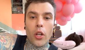 Fedez e achille lauro con la straordinaria partecipazione di orietta berti hanno annunciato l'uscita di mille, un singolo che, richiamando le atmosfere anni '60, fa ricordare le passate estati italiane, intrise di amori intensi, notti stellate, passi di twist e segreti sussurrati all'orecchio. Lol Fedez Ho Un Provvedimento Restrittivo Finale Rovinato E Premio In Mille Pezzi Tutto Notizie