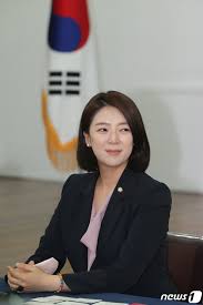 강릉지역 무장공비 침투사건(江陵地域武裝共匪浸透事件)은 1996년 9월 북한 상어급 잠수함이 강릉시 부근에서 좌초된 후 잠수함에 탑승한 인민무력부 정찰국 소속 특수부대원 26명이 강릉 일대로 침투한 사건이다. ë°°í˜„ì§„ êµ­ë¯¼ì˜íž˜ ìµœê³ ìœ„ì› í›„ë³´ í™˜í•œ ë¯¸ì†Œ ë„¤ì´íŠ¸ ë‰´ìŠ¤