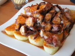 Estuve investigando curiosidades sobre el como cocinar pulpo, su cocción y la leyenda de que el pulpo en pota de cobre mejor. Pulpo A Feira Con Cachelos Receta Facil