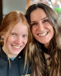 La familia y los amigos unidos en #Chiloé tantas alegrías que nos da este  lugar. Puro amor, pura felicidad . . @paulasalinas @olivia.mena  @armandosalinasl @gmenabarros @andres.menas08 #shotoniphone #iphone13promax