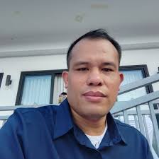 PANOORIN: Nagsuot na ng kanyang impeachment robe si Senator Bato Dela Rosa  at maya maya ay mag te-take na ng kanilang oath ang lahat ng mga senador  para maging senator judges sa