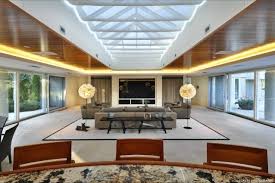 Si compone di nove camere da letto, quindici bagni, cucina, sala giochi, palestra, cigar room e area living completa di soggiorno e sala da pranzo. Scopriamo Gli Interni E Gli Esterni Della Lussuosa Villa Di Michael Jordan Soldoutservice