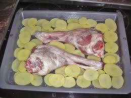 Deshuesa la pierna de cordero, salpiméntala por dentro y por fuera. Receta Ilustrada De Pierna De Cordero Lechal Al Horno Con Guarnicion De Patatas Al Aroma Del Vino Fino De Montilla Moriles Una Mirada Desde El Sur Por Manolo Aguilar Y Miguel Franco