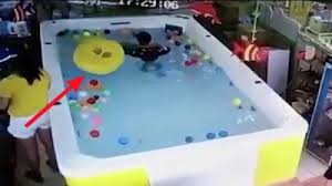 Goriau Ibunya Asyik Main Ponsel Di Pinggir Kolam Bayi Usia 1 Tahun Tenggelam Di Hari Ulang Tahunnya