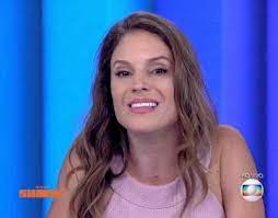 A loira foi expulsa do bbb16 e imediatamente ganhou o país inteiro, tanto é que onde ela se apresenta, arrasta uma multidão de fãs. Maira Charken Faz Mea Culpa De Sua Passagem Frustrada Pelo Video Show Bastidores O Planeta Tv