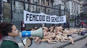 Mujeres se manifestaron desnudas frente a la Casa Rosada y Tribunales 