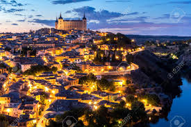 Cela m'a encouragé à faire cette série de peintures de différentes. Toledo Paysage Urbain Avec Alcazar Au Crepuscule A Madrid Espagne Banque D Images Et Photos Libres De Droits Image 63979619