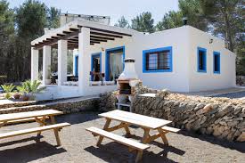 En inhaus disponemos de la gama más completa de casas prefabricadas en ibiza al mejor precio del mercado y con los mejores acabados posibles. Casa Ibiza Mediterranean Exterior Barcelona By Jordi Folch
