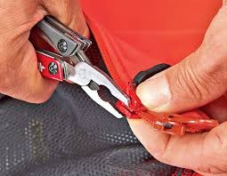 Reparatur Von Jacken Und Hosen Schritt Fur Schritt Anleitung So Reparieren Sie Reissverschlusse Und Locher Reissverschluss Reparieren Jacken Flicken Reparieren