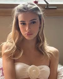 Claire Jameson's Instagram, Twitter & Facebook