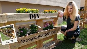 Jeder kann sich einen einfachen kompostkasten für seine parzelle selbst bauen. Diy Beet Zaun Aus Europaletten So Geht S Blumenbeet Fur Den Garten Katherina Kathi Youtube