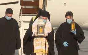 Sfânta lumină va fi adusă de la ierusalim sâmbătă de părintele arhimandrit teofil anăsătosoaie, superiorul aşezămintelor patriarhiei române la locurile sfinte, şi va fi distribuită la aeroportul internaţional otopeni delegaţiilor eparhiilor patriarhiei române. Ziua De Cluj A Ajuns In Å£arÄƒ Lumina SfantÄƒ De La Ierusalim