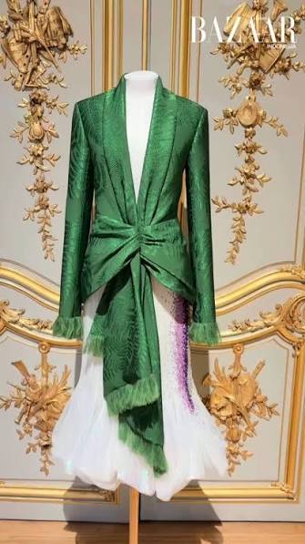 Berlokasi di Villa @dior di tengah kota Paris, koleksi Haute Couture Fall/Winter 2026/27 karya @jonathan.anderson tetap berakar pada warisan Monsieur Christian Dior melalui pembacaan ulang arsip yang ...