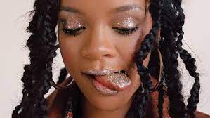 Timeline rihannas style verändert sich. Rihanna Zeigt Sich Ungeschminkt Und Steht Zu Ihren Hautunreinheiten Vogue Germany
