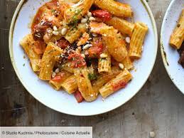 Recette Pates Au Saumon Et Chorizo Ingredients 2 Personnes 200 G De Pates De Type Tortiglioni 150 G De Saumon En 2020 Recettes De Cuisine Pates Au Saumon Recette