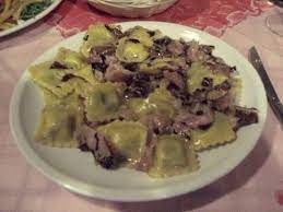 Sono perfetti da servire con una noce di burro ed una spolverata di gli spaghetti con salsa di radicchio, speck e noci sono una ricetta molto semplice da preparare ed anche molto originale. Ravioli Radicchio Speck E Noci Eccellenti Bild Von Osteria Taverna Delle Guardie San Leo Tripadvisor