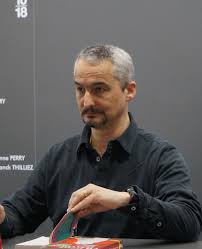 Après une chute de poney, une jeune femme se retrouve totalement amnésique et doit réapprendre le monde avec la naïveté d'une enfant de cinq ans. Gilles Legardinier Wikipedia