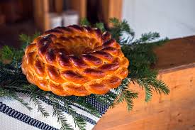 Crăciunul, cea mai fastuoasă și mai așteptată sărbătoare a românilor, este pe cât de veche, pe atât de complexă, ca rosturi și semnificații. Traditii Si Obiceiuri De Craciun In Romania