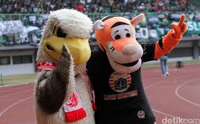 Elang vs king cobra #jalurhewan #duniahewan #hewanbuas burung elang vs king cobra elang vs cobra burung elang vs ular. Macan Dan Elang Di Laga Persija Vs Pss Sleman