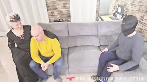 Vends-ta-culotte - Candaulisme : Un homme offre sa femme à un inconnu pour  quelle se fasse baiser