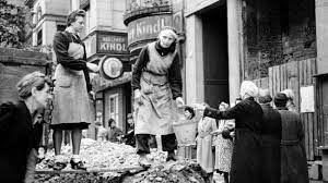 Nach dem weltkriegsende am 8. 8 Mai 1945 Die Stunde Null War Die Stunde Der Frauen Welt