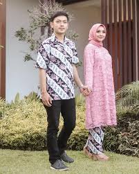 Model baju batik couple modis kondangan. Kondangan Bareng Pacar Pakai 7 Model Hijab Batik Couple Ini Aja Semua Halaman Cewekbanget