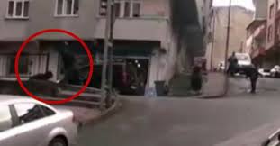 Hangi ülkede çekildiği belli olmayan kucağındaki ağlayan bebeği döven kadın videosu sosyal medyada tepki çekti. Sokak Ortasinda Sopayla Dovulen Kadin Olayinda Yeni Detaylar Eminhaber Org Haberinizden Emin Olun