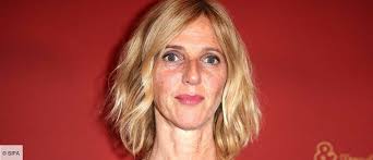 Sandrine kiberlain — m'envoyer des fleurs 02:35. Sandrine Kiberlain Sa Fille Suzanne Lindon A Quitte Le Nid Familial L Actrice Desemparee Cinema Tele 2 Semaines